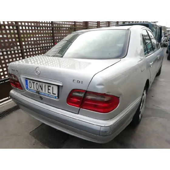 MERCEDES CLASE E (W210) BERLINA DIESEL '2002 2.7 CDI 20V CAT PLATA