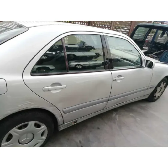 MERCEDES CLASE E (W210) BERLINA DIESEL '2002 2.7 CDI 20V CAT PLATA