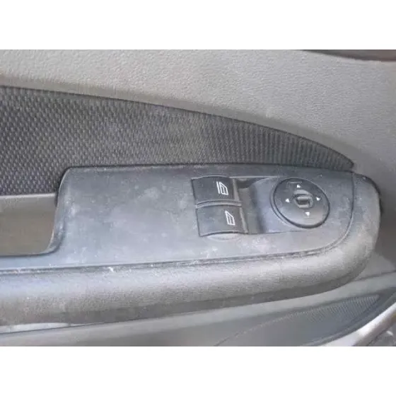 FORD FOCUS BERLINA (CAP) '2005 GHIA GRIS PLATA