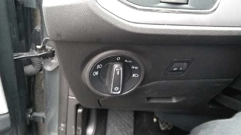 SEAT LEON ST (5F8) '2017 REFERENCE ADVANCED GRIS