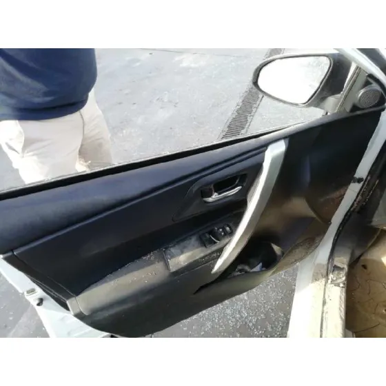 TOYOTA AURIS '2013 1.4 TURBODIESEL CAT BLANCO
