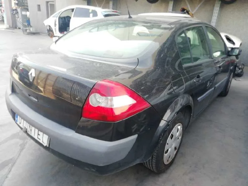 RENAULT MEGANE II CLASSIC BERLINA RENAULT MEGANE II CLASSIC BERLINA '2005 CONFORT AUTHENTIQUE NEGRO 2003