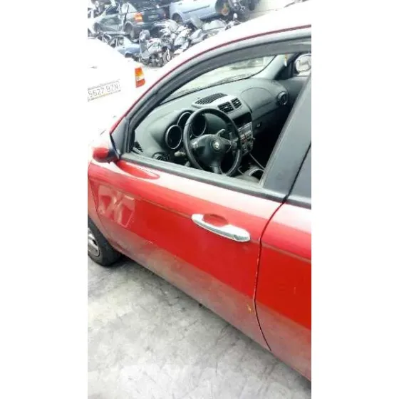 ALFA ROMEO 147 (190) '2001 1.9 JTD DISTINCTIVE ROJO