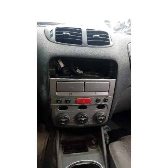 ALFA ROMEO 147 (190) '2001 1.9 JTD DISTINCTIVE ROJO