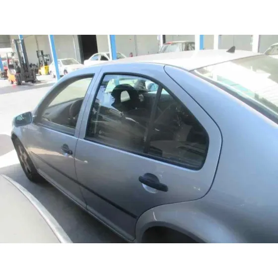 VOLKSWAGEN BORA BERLINA (1J2) '2001 CONCEPTLINE GRIS PLATA