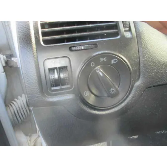 VOLKSWAGEN BORA BERLINA (1J2) '2001 CONCEPTLINE GRIS PLATA