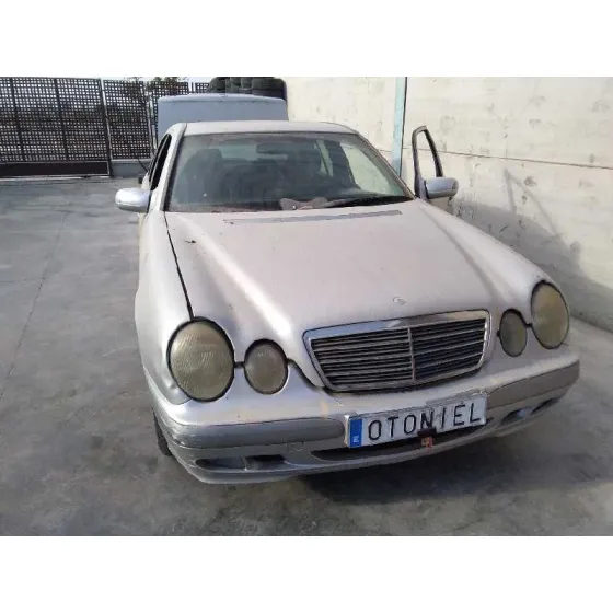 MERCEDES CLASE E (W210) BERLINA DIESEL '2001 2.2 CDI CAT GRIS
