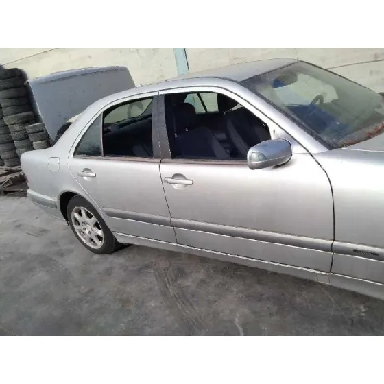 MERCEDES CLASE E (W210) BERLINA DIESEL '2001 2.2 CDI CAT GRIS