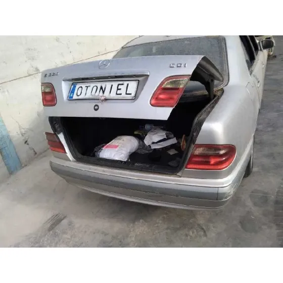 MERCEDES CLASE E (W210) BERLINA DIESEL '2001 2.2 CDI CAT GRIS