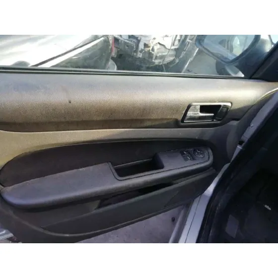 FORD FOCUS BERLINA (CAP) '2005 1.6 16V CAT PLATA