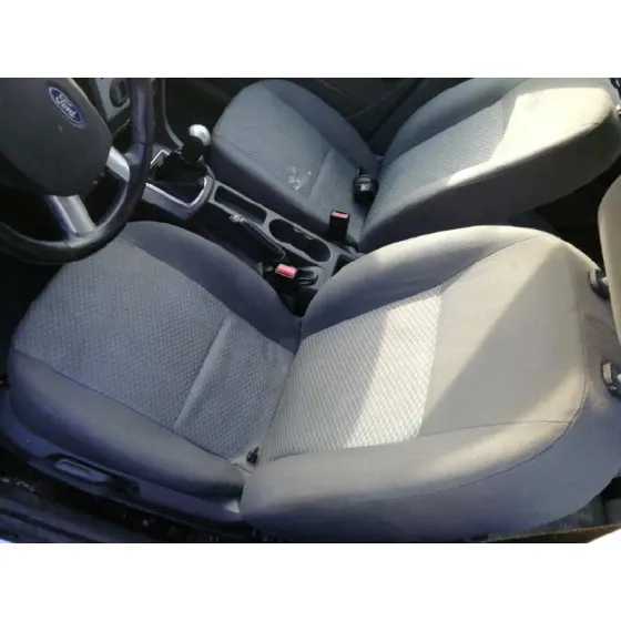 FORD FOCUS BERLINA (CAP) '2005 1.6 16V CAT PLATA