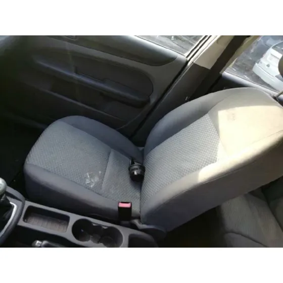 FORD FOCUS BERLINA (CAP) '2005 1.6 16V CAT PLATA