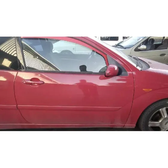 FORD FOCUS BERLINA (CAK) 2002 TREND ROJO