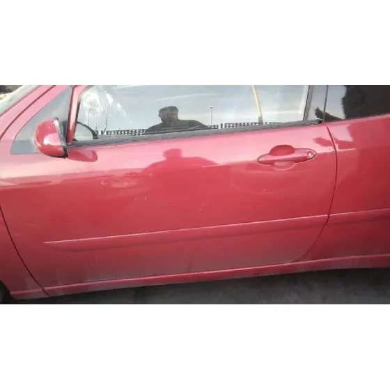 FORD FOCUS BERLINA (CAK) 2002 TREND ROJO