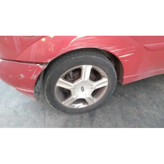 FORD FOCUS BERLINA (CAK) 2002 TREND ROJO