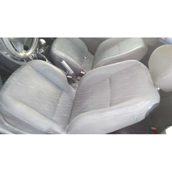 FORD FOCUS BERLINA (CAK) 2002 TREND ROJO