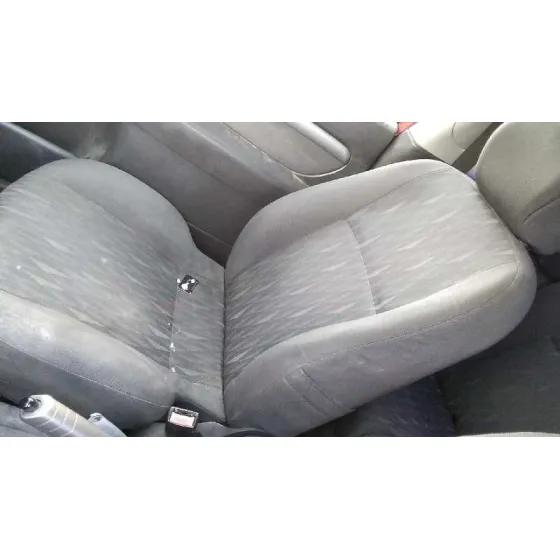 FORD FOCUS BERLINA (CAK) 2002 TREND ROJO