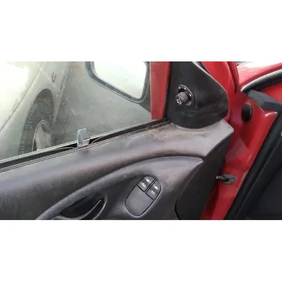 FORD FOCUS BERLINA (CAK) 2002 TREND ROJO