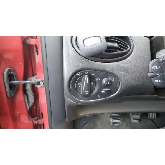 FORD FOCUS BERLINA (CAK) 2002 TREND ROJO