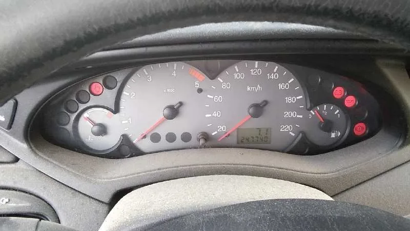 FORD FOCUS BERLINA (CAK) 2002 TREND ROJO