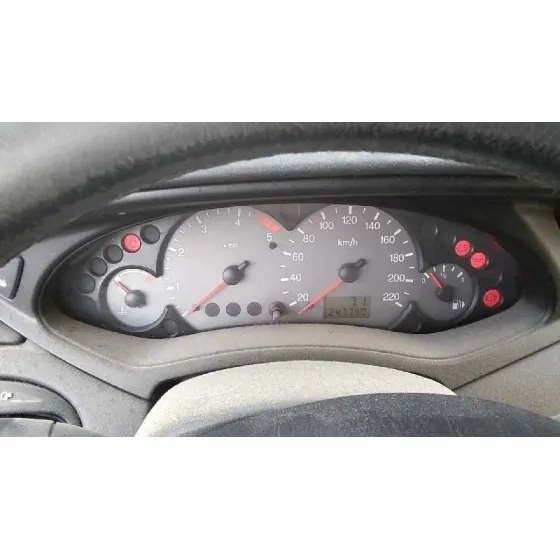 FORD FOCUS BERLINA (CAK) 2002 TREND ROJO