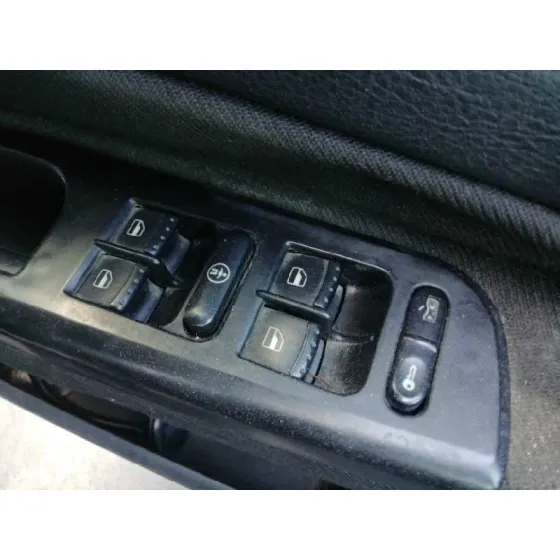VOLKSWAGEN GOLF IV BERLINA (1J1) '2000 1.9 TDI NEGRO