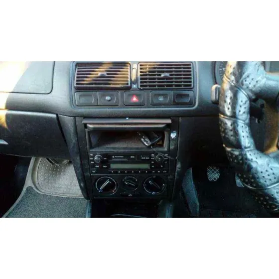 VOLKSWAGEN GOLF IV BERLINA (1J1) '1998 BASICO ROJO