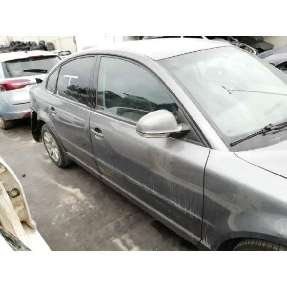 VOLKSWAGEN PASSAT BERLINA (3B3) '2004 * NEGRO
