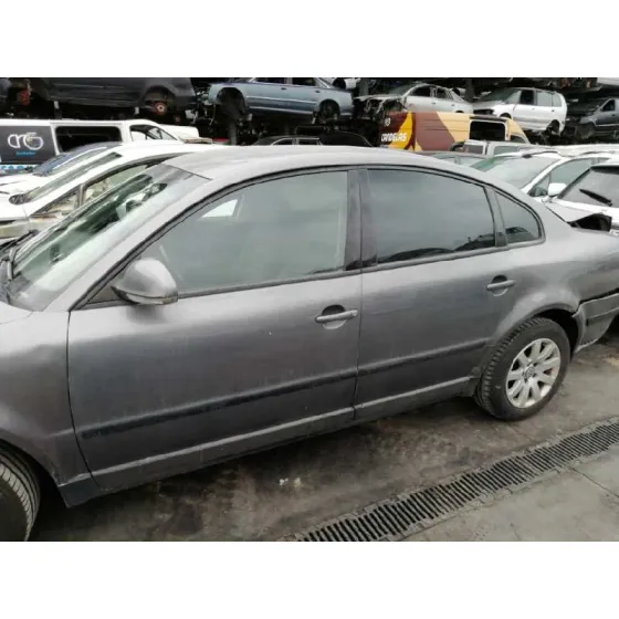 VOLKSWAGEN PASSAT BERLINA (3B3) '2004 * NEGRO