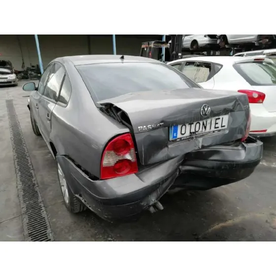 VOLKSWAGEN PASSAT BERLINA (3B3) '2004 * NEGRO