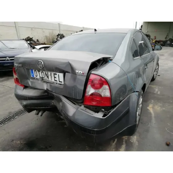 VOLKSWAGEN PASSAT BERLINA (3B3) '2004 * NEGRO