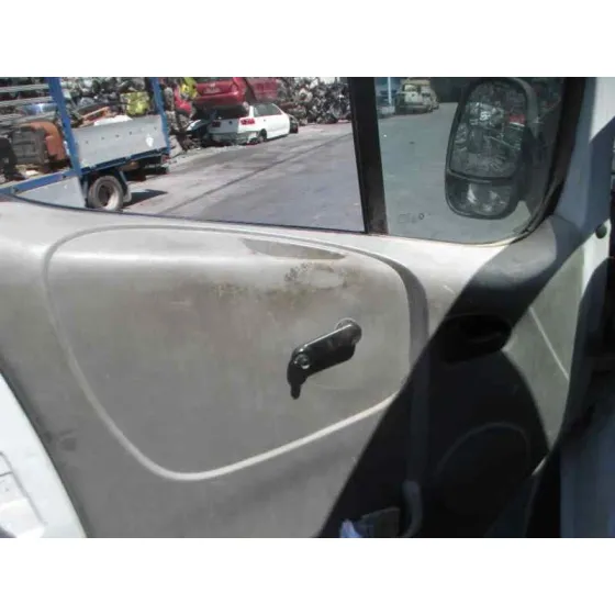 RENAULT TRAFIC COMBI (AB 4.01) '2004 PASSENGER PRIVILEGE BLANCO