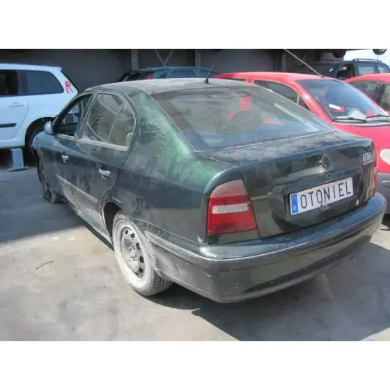 SKODA OCTAVIA BERLINA (1U2) '2000 1.6 GLX (74KW) VERDE