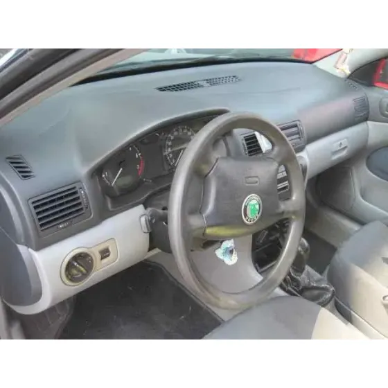 SKODA OCTAVIA BERLINA (1U2) '2000 1.6 GLX (74KW) VERDE
