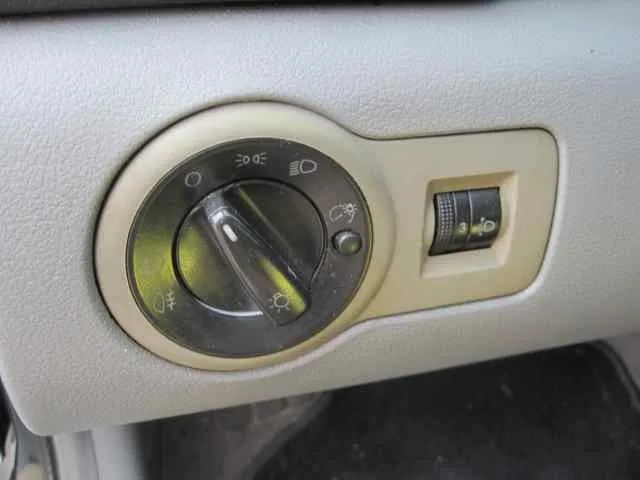 SKODA OCTAVIA BERLINA (1U2) '2000 1.6 GLX (74KW) VERDE