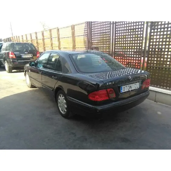 MERCEDES CLASE E (W210) BERLINA DIESEL '2002 300 TURBODIESEL (210.025) NEGRO