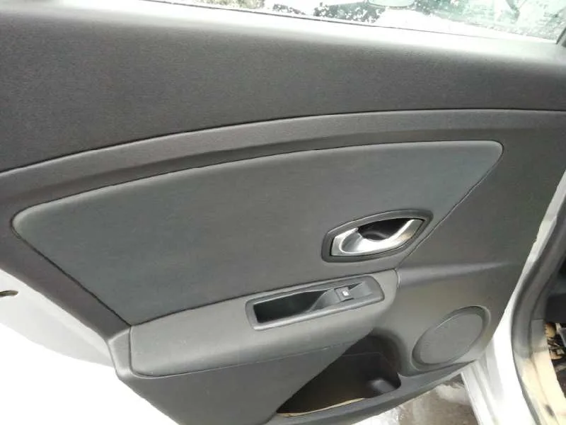 RENAULT MEGANE III BERLINA 5 P RENAULT MEGANE III BERLINA 5 P '2010 EMOTION GRIS 2010