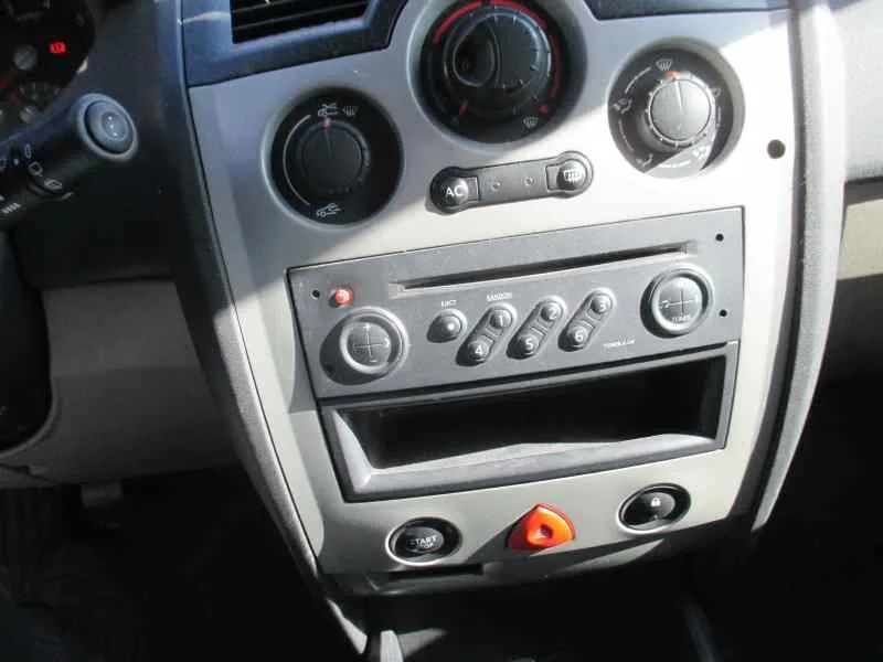 RENAULT MEGANE II BERLINA 5P '2004 CONFORT AUTHENTIQUE BLANCO