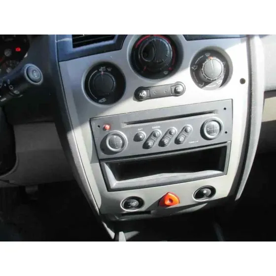 RENAULT MEGANE II BERLINA 5P '2004 CONFORT AUTHENTIQUE BLANCO