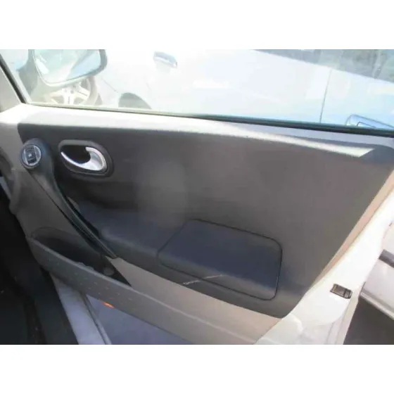 RENAULT MEGANE II BERLINA 5P '2004 CONFORT AUTHENTIQUE BLANCO
