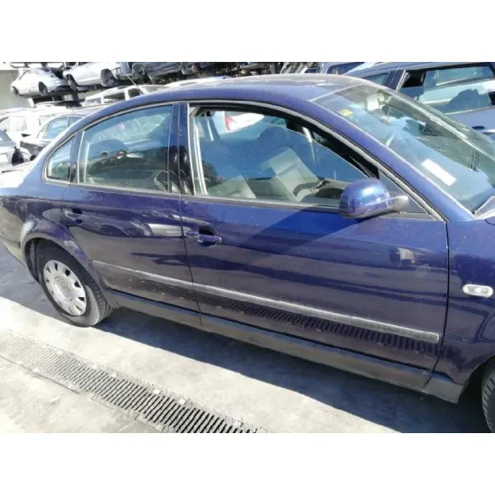 VOLKSWAGEN PASSAT BERLINA (3B3) '2001 COMFORTLINE AZUL OSCURO