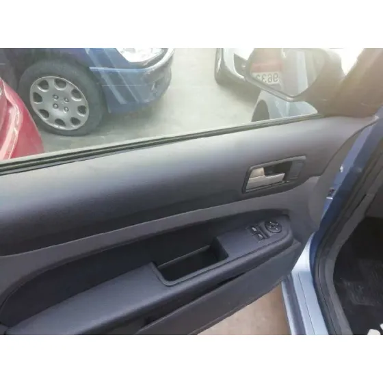 FORD FOCUS BERLINA (CAP) '2006 AMBIENTE (D) AZUL