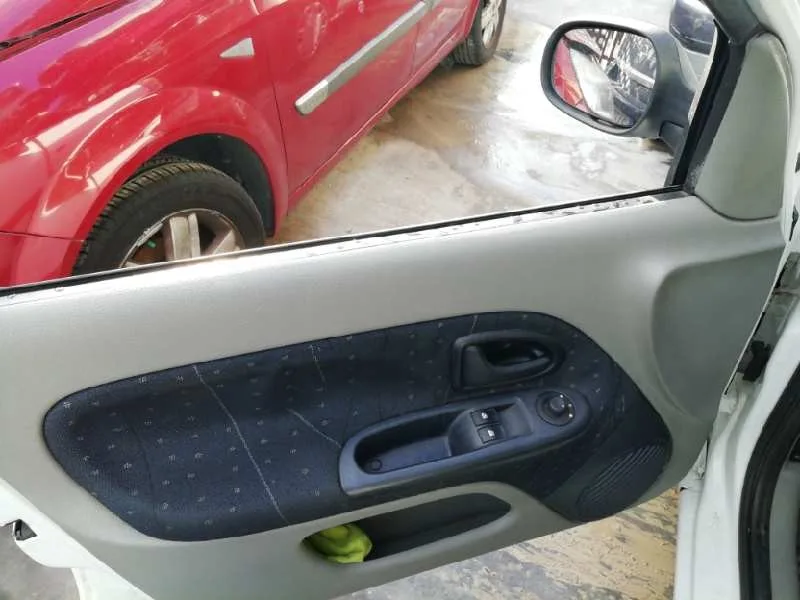 RENAULT CLIO II FASE II (B/CB0) RENAULT CLIO II FASE II (B/CB0) '2002 1.5 DCI DIESEL BLANCO 2001