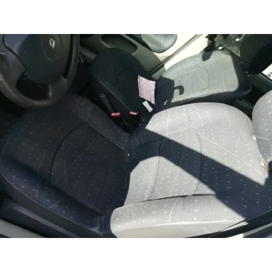 RENAULT CLIO II FASE II (B/CB0) '2002 1.5 DCI DIESEL BLANCO