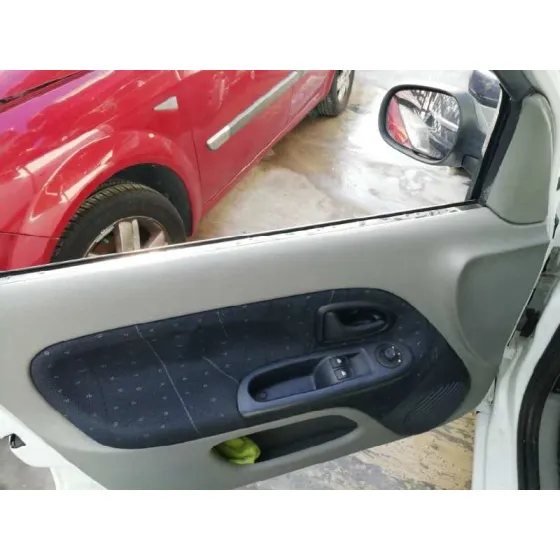 RENAULT CLIO II FASE II (B/CB0) '2002 1.5 DCI DIESEL BLANCO