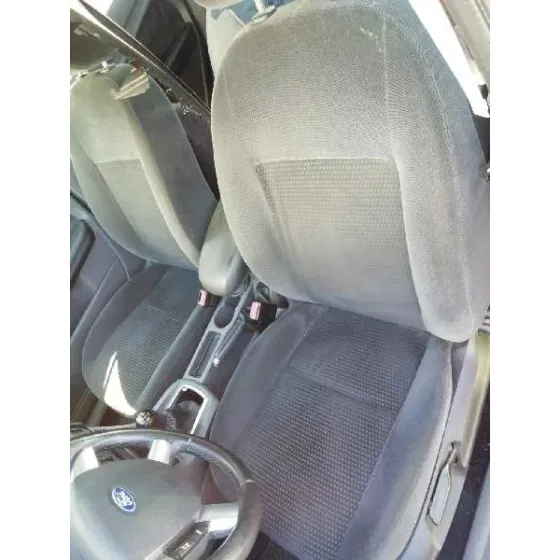 FORD FOCUS BERLINA (CAP) '2006 AMBIENTE (D) GRIS