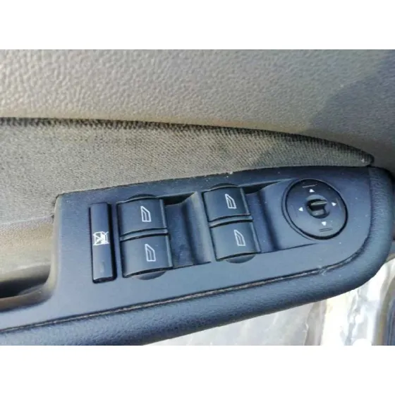 FORD FOCUS BERLINA (CAP) '2006 AMBIENTE (D) GRIS