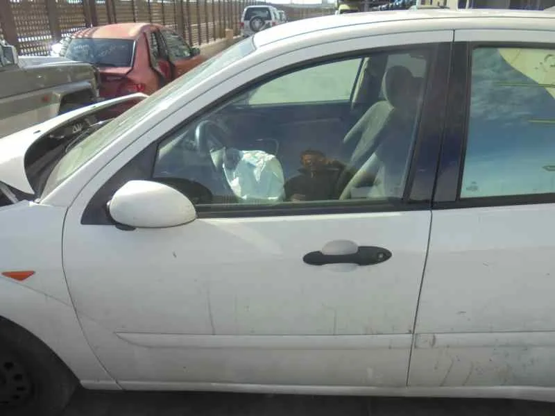 FORD FOCUS BERLINA (CAK) '2004 GHIA BLANCO