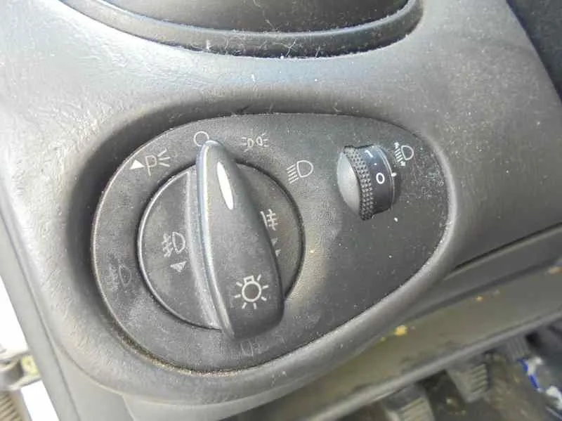 FORD FOCUS BERLINA (CAK) '2004 GHIA BLANCO