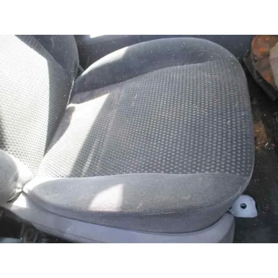 FORD FOCUS BERLINA (CAP) '2006 AMBIENTE (D) NEGRO